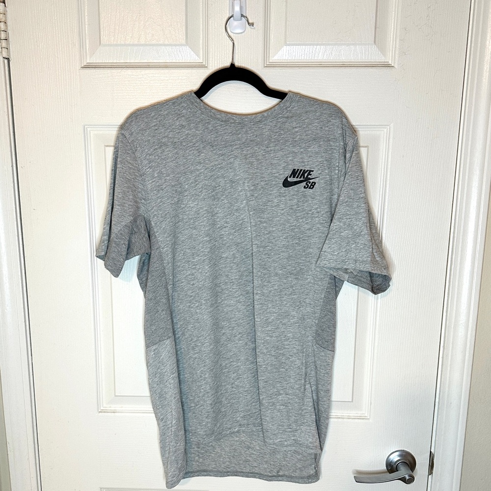 NIKE SB SKYLINE COOL T-SHIRT